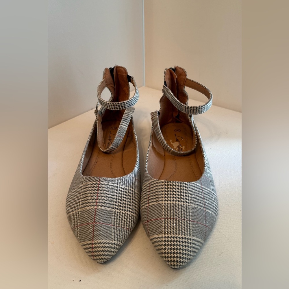 Universal Thread Black and White Striped Flats